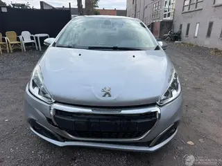 Peugeot 208 2018 фото 16