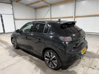 Peugeot 208 2022 фото 11