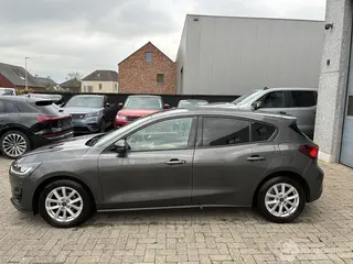 Ford Focus 2022 photo 2