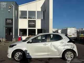 Toyota Yaris 2023 photo 2
