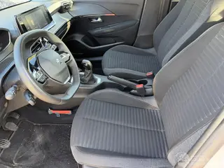 Peugeot 208 2023 фото 6