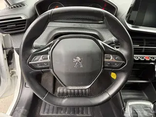 Peugeot 208 2020 фото 11
