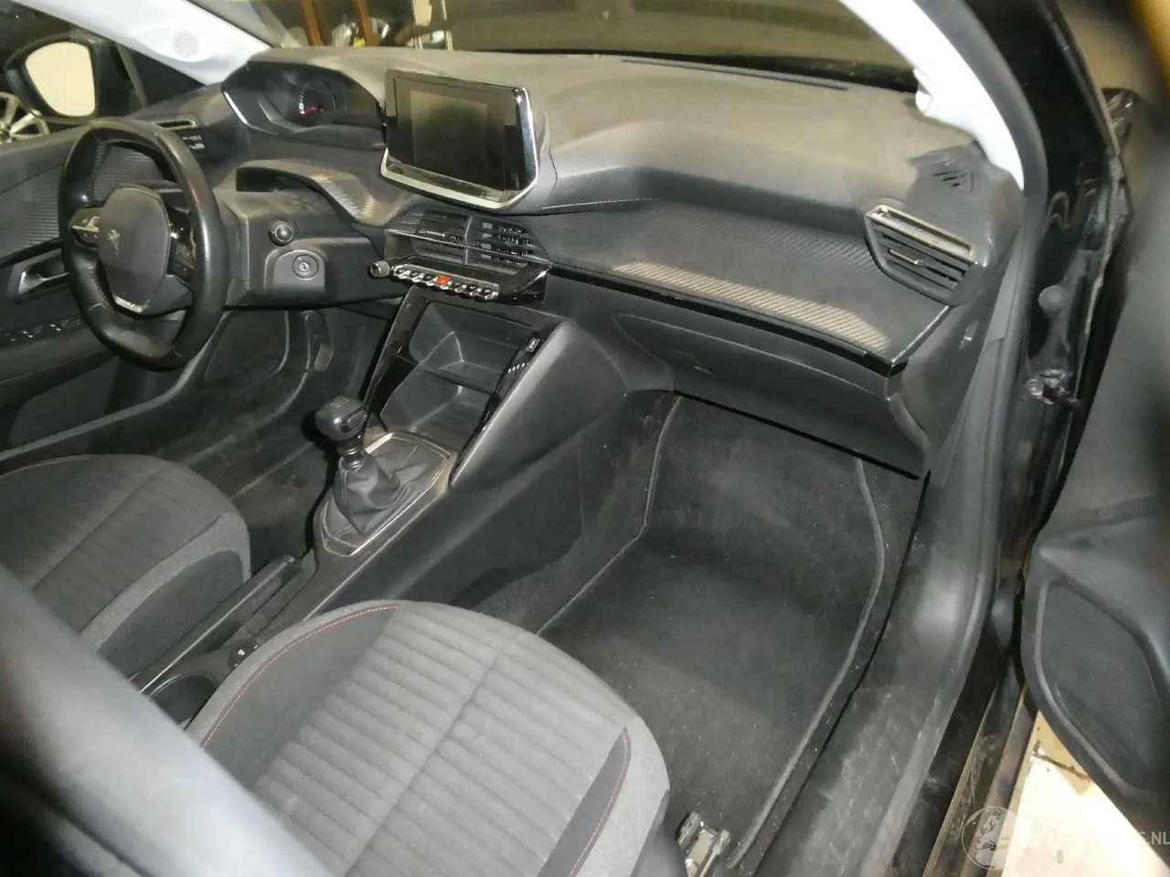 Peugeot 208 2021 фото 10