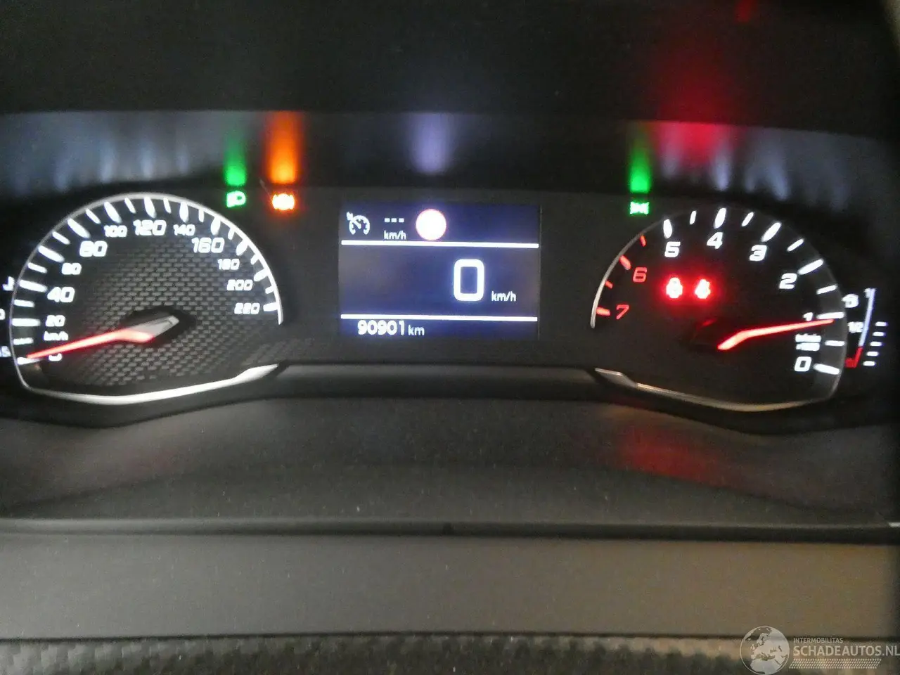 Peugeot 208 2021 фото 11